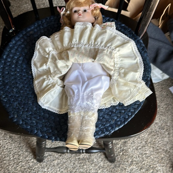 Vintage Royal Heirloom Collection Porcelain Doll Pauline - Picture 7 of 12